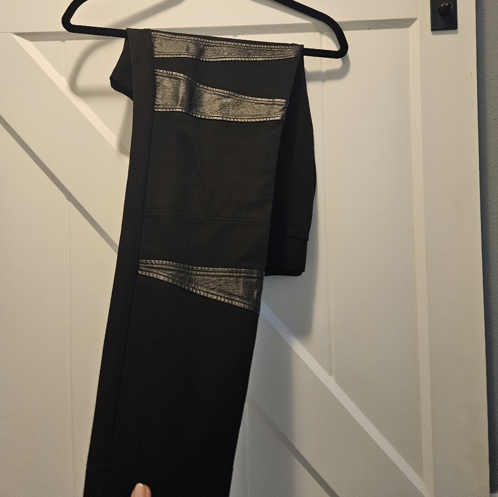 Monroe & Main Ponte Stretch Pant w/fair leather detail on front legs.